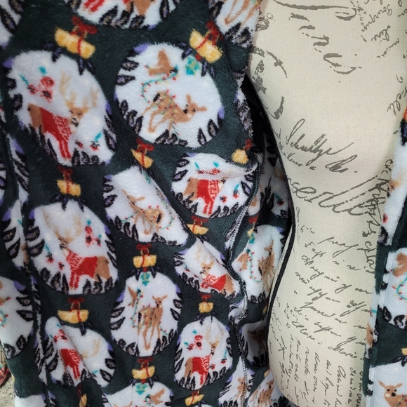 Vera Bradley fleece short robe with hood in L/XL in reindeer snow globe pattern. - Picture 5 of 9